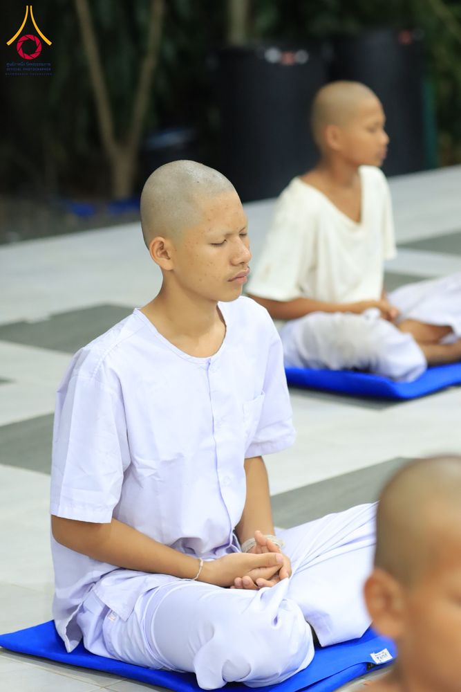 ภาพ No.319940:วันที่ 1 เมษายน พ.ศ.2569 นาคน้อยว่าที่สามเณรธรมทายาท จำนวน 98 คน  ร่วมกันสวดมนต์ทำวัตรเย็นและนั่งสมาธิ ณ ศูนย์ปฏิบัติธรรมบุรีรัมย์ จ.บุรีรัมย์