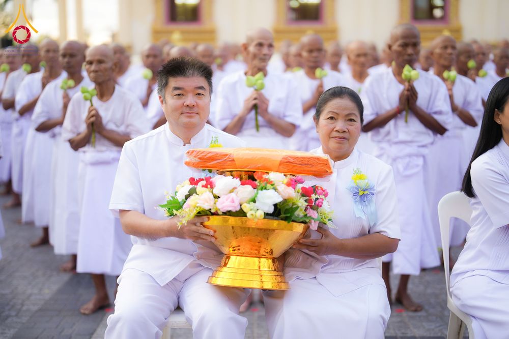 ภาพ No.278519:วันอาทิตย์ที่ 14 ธันวาคม พ.ศ.2568  พิธีเวียนประทักษิณ พิธีวันทาสีมาพระประธาน โครงการบวชบูชาธรรมมหาปูชนียาจารย์ ของศูนย์ปฏิบัติธรรมบุรีรัมย์ ณ วัดกลาง พระอารามหลวง จังหวัดบุรีรัมย์