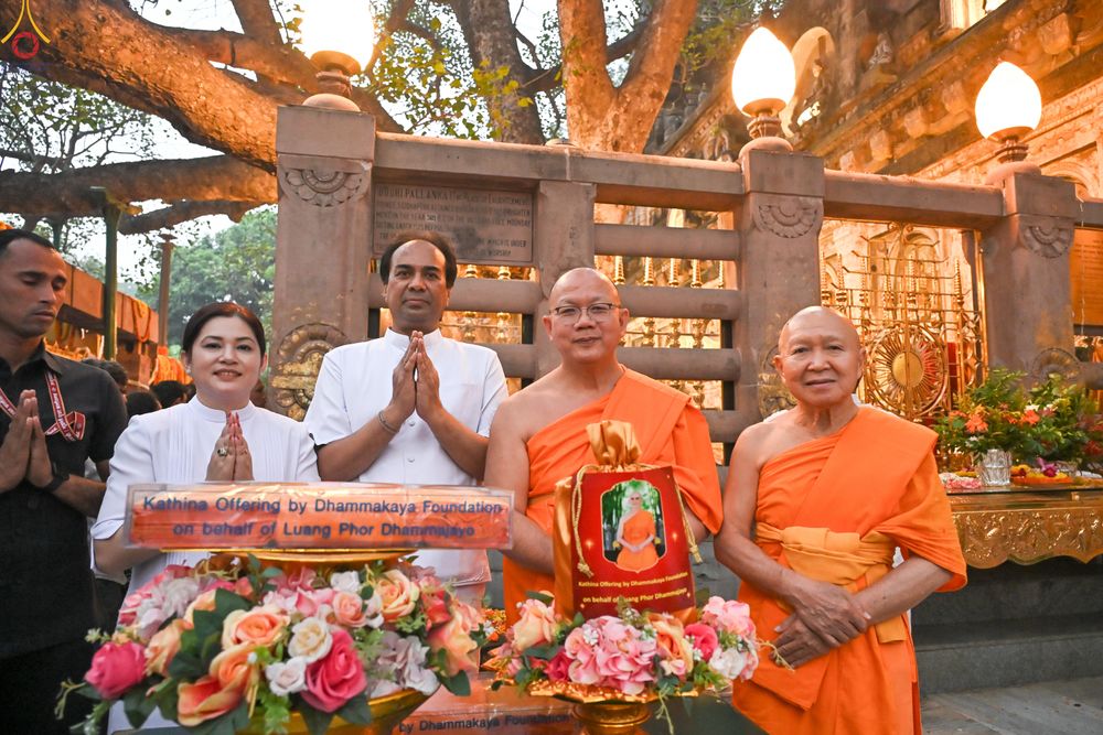 ภาพ No.284088:วันที่ ๔ พฤศจิกายน พุทธศักราช ๒๕๖๘ กฐินสมทบวัดต่างประเทศ โดยคณะศิษยานุศิษย์ บูชาธรรม 81 ปี หลวงพ่อธัมมชโย ณ วัดมหาโพธิ์ เมืองพุทธคยา ประเทศอินเดีย