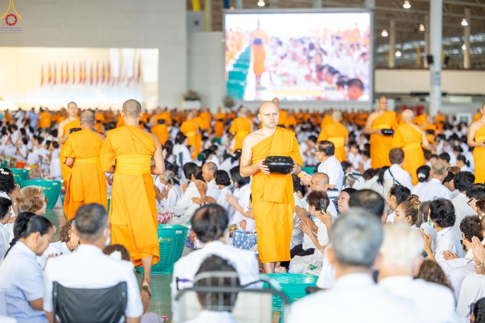 ภาพ No.318174:วันอาทิตย์ต้นเดือนที่ 5 เมษายน พ.ศ.2569 พิธีตักบาตร ณ บ้านแก้วเรือนทองคุณยายอาจารย์ฯ วัดพระธรรมกาย