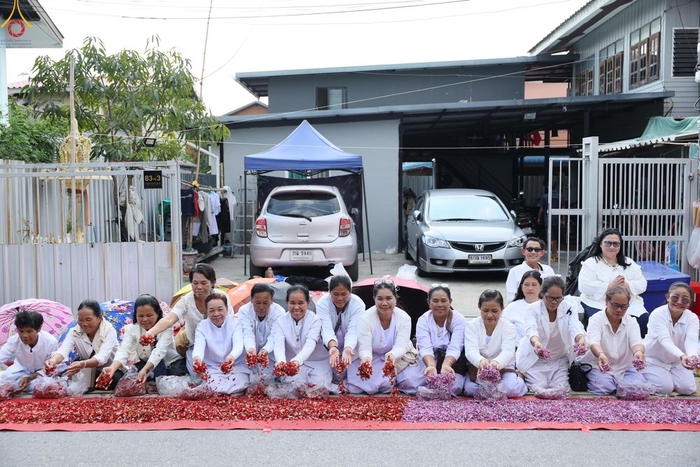 ภาพ No.294984:วันที่ 14 มกราคม พ.ศ. 2569 พิธีต้อนรับพระธรรมยาตรา อนุสรณ์สถานลำดับที่ 4  สถานที่เกิดด้วยกายธรรม ณ วัดโบสถ์บน ต.บางคูเวียง จ.นนทบุรี ในโครงการธรรมยาตรา กตัญญูบูชา มหาปูชนียาจารย์ พระมงคลเทพมุนี(สด จนฺทสโร) พระผู้ปราบมาร อนุสรณ์สถาน 7 แห่ง ปีที่ 14