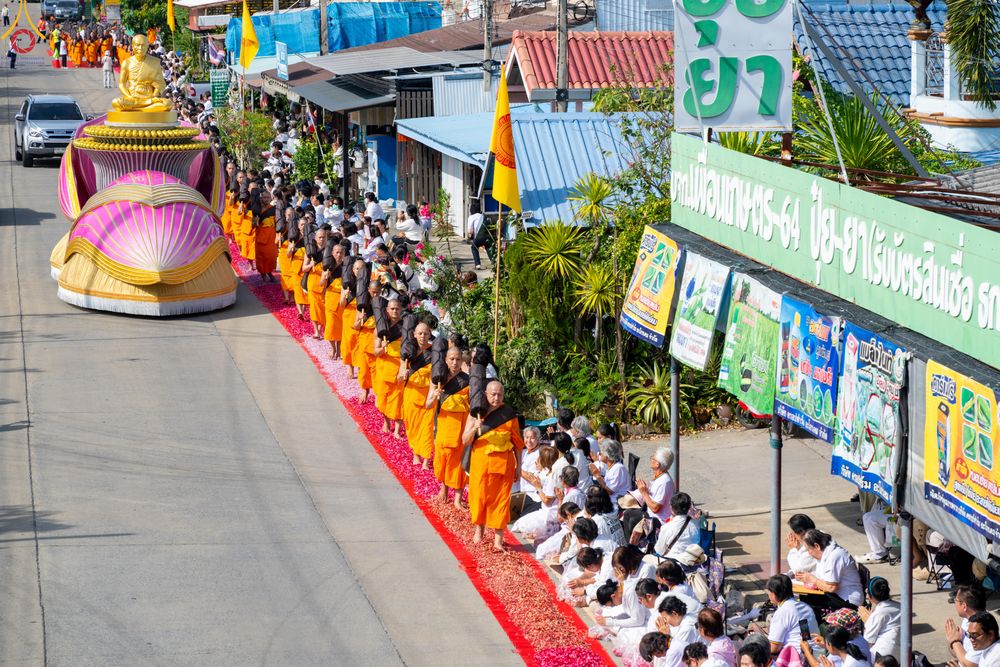 ภาพ No.287724:วันที่ 3 มกราคม พ.ศ. 2569 พิธีต้อนรับพระธรรมยาตรา ครั้งที่ 2 (ภาพชุดที่ 2) ในโครงการธรรมยาตรา กตัญญูบูชา มหาปูชนียาจารย์ พระมงคลเทพมุนี(สด จนฺทสโร) พระผู้ปราบมาร อนุสรณ์สถาน 7 แห่ง ปีที่ 14 ณ อนุสรณ์สถานมหาวิหารพระมงคลเทพมุนี (โลตัสแลนด์) อ.สองพี่น้อง จ.