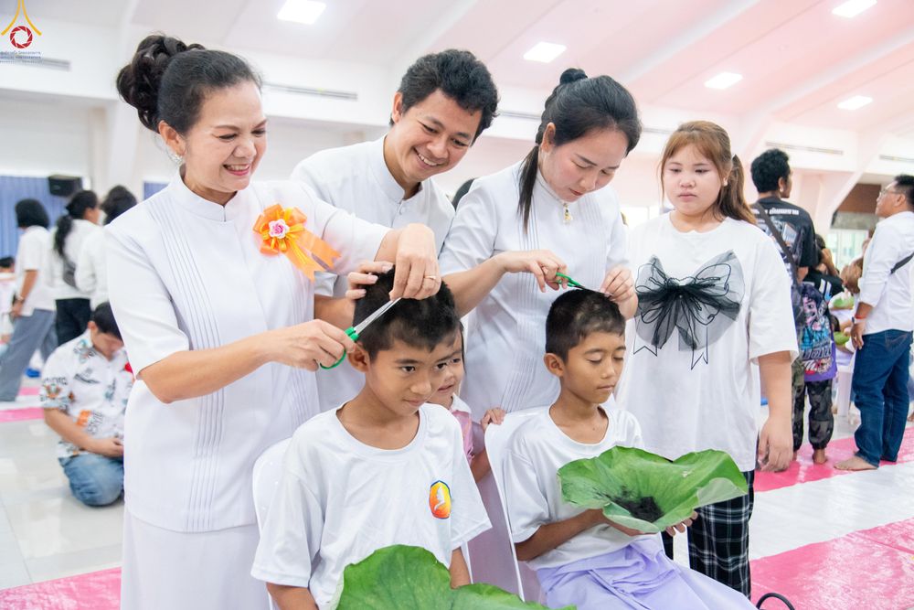 ภาพ No.320093:วันเสาร์ที่ 4 เมษายน 2569 พิธีตัดปอยผม ขอขมาผู้ปกครอง  มอบบาตร-ผ้าไตร และพิธีบรรพชาสามเณร 87 รูป  ณ ศูนย์ปฏิบัติธรรมระยอง(บ้านช่องลม)  ต.บางบุตร อ.บ้านค่าย จ.ระยอง