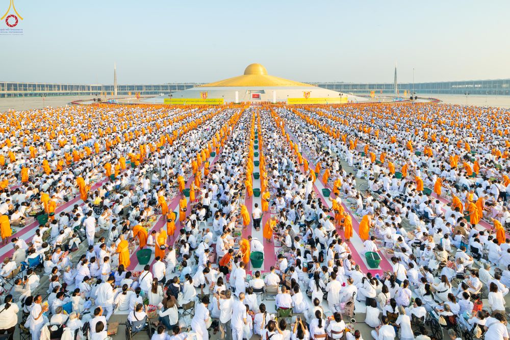 ภาพ No.279888:วันที่ 1 มกราคม พ.ศ.2569 พิธีตักบาตรในวันขึ้นปีใหม่ ณ ลานธรรม วัดพระธรรมกาย