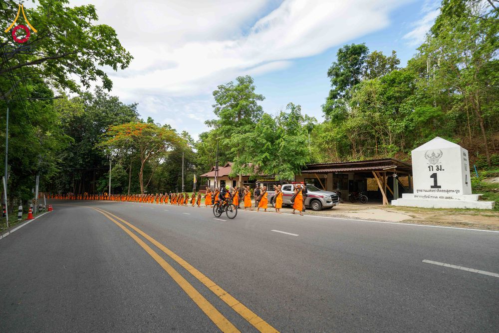 ภาพ No.329135:วันเสาร์ที่ 16 พฤษภาคม พ.ศ.2569 ธรรมยาตรา เดินดูดวงขึ้นดอยฉลองแชมป์บาลี วัดบ้านขุน อำเภอฮอด จังหวัดเชียงใหม่
