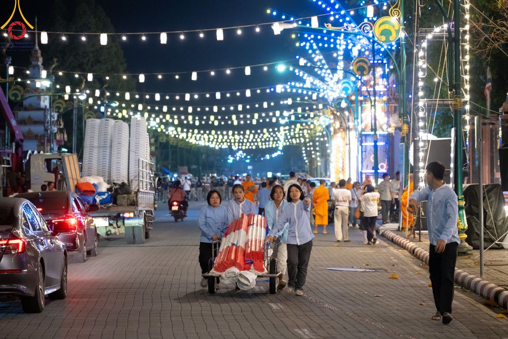 ภาพ No.311127:วันเสาร์ที่ 28 กุมภาพันธ์ พ.ศ. 2569 พิธีตักบาตรพระมหากุศล 11,250 รูป เฉลิมฉลอง 1,250 ปีศรีธรรมราชเจดีย์ สู่มรดกโลก ณ ถนนราชดำเนิน บริเวณหน้าวัดพระมหาธาตุวรมหาวิหาร อ.เมือง จ.นครศรีธรรมราช