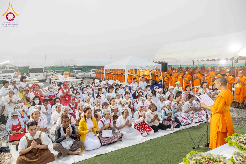 ภาพ No.298583:วันที่ 20 มกราคม พ.ศ. 2569 พิธีถวายภัตตาหารเป็นสังฆทาน แด่พระธรรมยาตรา ณ อนุสรณ์สถานบางปลา วัดบางปลา อำเภอบางเลน จังหวัดนครปฐม ในโครงการธรรมยาตรา กตัญญูบูชา มหาปูชนียาจารย์ พระมงคลเทพมุนี(สด จนฺทสโร) พระผู้ปราบมาร อนุสรณ์สถาน 7 แห่ง ปีที่ 14