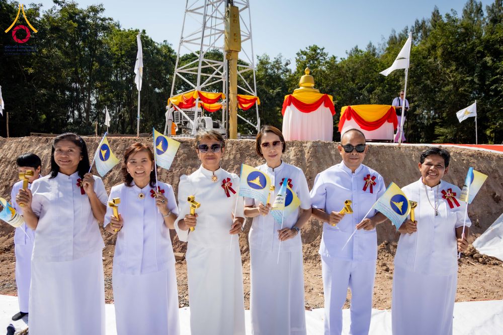 ภาพ No.285841:วันพุธที่ 10 ธันวาคม พ.ศ.2568  พิธีตอกเสาเข็มมงคลต้นสุดท้าย รองรับองค์พระเจดีย์เพื่อสร้างสันติภาพโลก ณ ศูนย์ปฏิบัติธรรมและศูนย์อบรมเยาวชน ชัยนาท