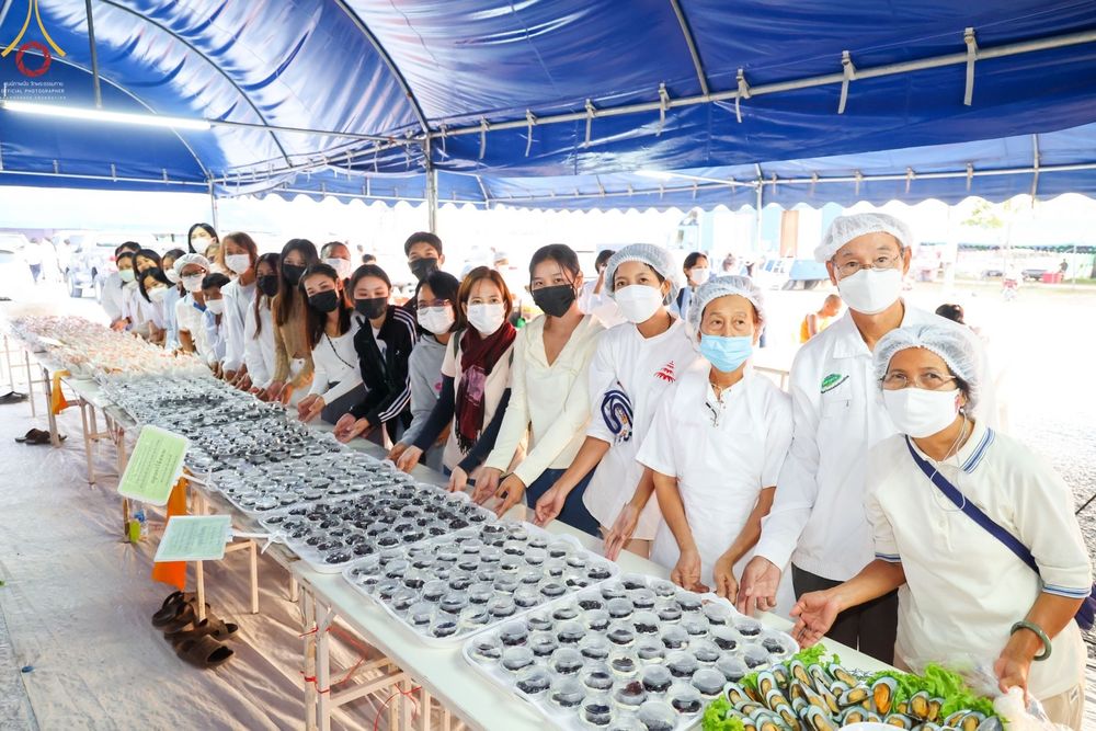 ภาพ No.74141:พิธีถวายภัตตาหารเป็นสังฆทาน แด่คณะพระธรรมยาตราฯ ในโครงการธรรมยาตรากตัญญูบูชา มหาปูชนียาจารย์ พระมงคลเทพมุนี(สด จนฺทสโร) พระผู้ปราบมาร อนุสรณ์สถาน 7 แห่ง ปีที่ 11 วันที่ 25 มกราคม พ.ศ. 2566
