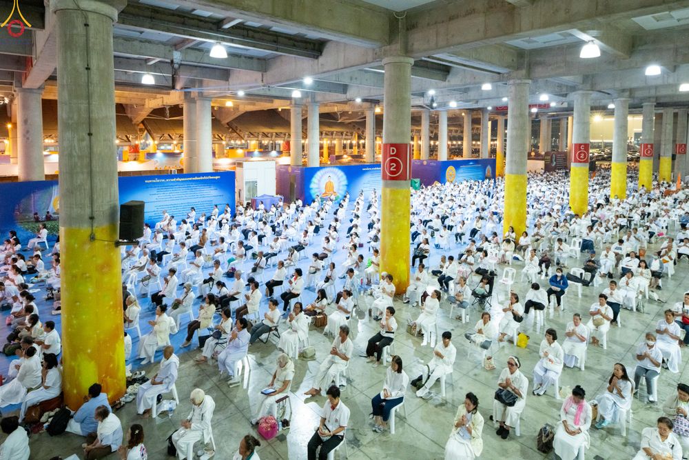 ภาพ No.280363:วันที่ 31 ธันวาคม พ.ศ.2568 -วันที่ 1 มกราคม พ.ศ.2569 พิธีฉลองชัยสวดมนต์บทธัมมจักกับปปวัตนสูตร ครบ 8,000,000,000 จบ , พิธีสวดมนต์ข้ามปี ณ วัดพระธรรมกาย