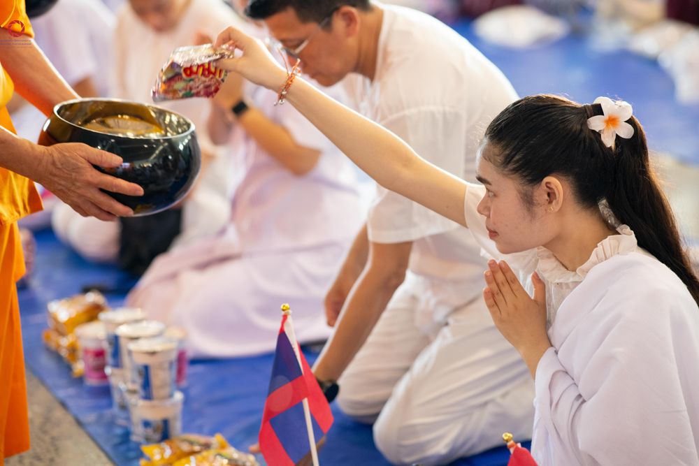 ภาพ No.327949:วันที่ 3 พฤษภาคม พ.ศ.2569 พิธีตักบาตร ข้าวสารอาหารแห้ง ณ บ้านแก้วเรือนทองคุณยายอาจารย์ฯ วัดพระธรรมกาย