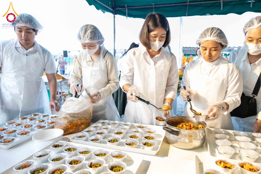 ภาพ No.297845:วันที่ 19 มกราคม พ.ศ. 2569 พิธีถวายภัตตาหารเป็นสังฆทาน แด่พระธรรมยาตรา ณ อนุสรณ์สถานบางปลา วัดบางปลา อำเภอบางเลน จังหวัดนครปฐม ในโครงการธรรมยาตรา กตัญญูบูชา มหาปูชนียาจารย์ พระมงคลเทพมุนี(สด จนฺทสโร) พระผู้ปราบมาร อนุสรณ์สถาน 7 แห่ง ปีที่ 14