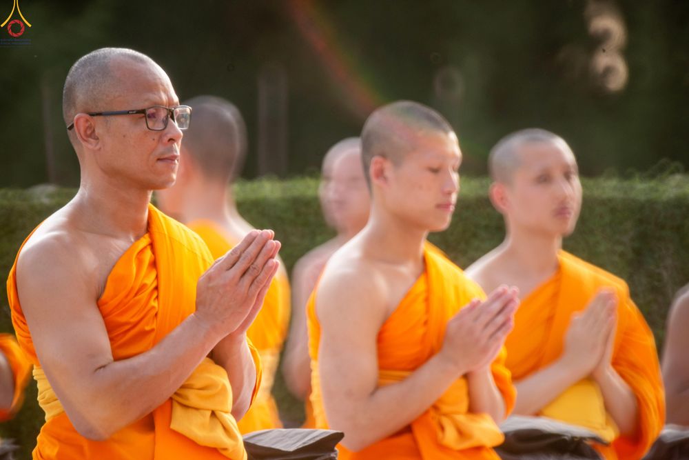 ภาพ No.281610:วันที่ 24 ธันวาคม พ.ศ.2568 พระธรรมยาตรา ปฏิบัติธรรม และถ่ายภาพหมู่ประวัติศาสตร์ ณ ลานหน้ามหาวิหารพระมงคลเทพมุนีฯ วัดพระธรรมกาย