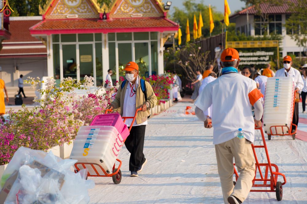 ภาพ No.300626:ภาพเบื้องหลังอาสาสมัครรวมใจ ชุดที่ 3 ในโครงการธรรมยาตรา กตัญญูบูชา มหาปูชนียาจารย์ พระมงคลเทพมุนี(สด จนฺทสโร) พระผู้ปราบมาร อนุสรณ์สถาน 7 แห่ง ปีที่ 14