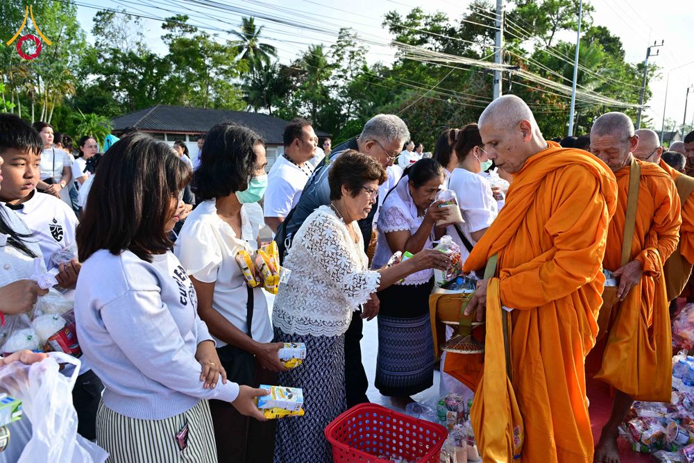 ภาพ No.281545:วันอาทิตย์ที่ 28 ธันวาคม พ.ศ.2568 ตักบาตรพระ 1000 รูป ปีที่ 1 ทำบุญเมืองสตูลส่งท้ายปี ณ หน้าโรงเรียนสตูลวิทยา จ.สตูล