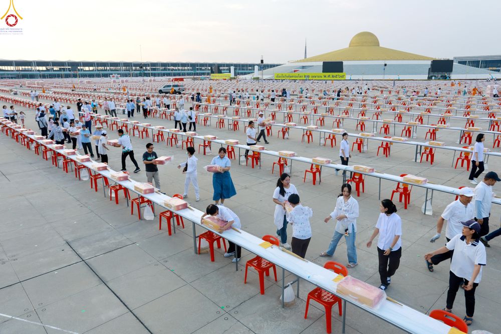 ภาพ No.322601:วันที่ 17 เมษายน พ.ศ.2569 การเรียงกล่องไทยธรรม เรียงน้ำดื่ม เรียงร่ม ณ ลานธรรมพระมหาธรรมกายเจดีย์ เพื่องานถวายมหาสังฆทาน 40,000 กว่าวัดทั่วประเทศ วันคุ้มครองโลก 22 เมษายน พ.ศ.2569 วัดพระธรรมกาย