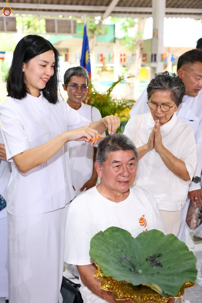 ภาพ No.338308:วันอาทิตย์ที่ 5 กรกฎาคม พศ.2569 พิธีตัดปอยผมธรรมทายาทนานาชาติ IDOP รุ่นที่ 21 จากประเทศจีน มาเลเซีย สิงคโปร์ และไต้หวัน ณ โถงช้าง วัดพระธรรมกาย