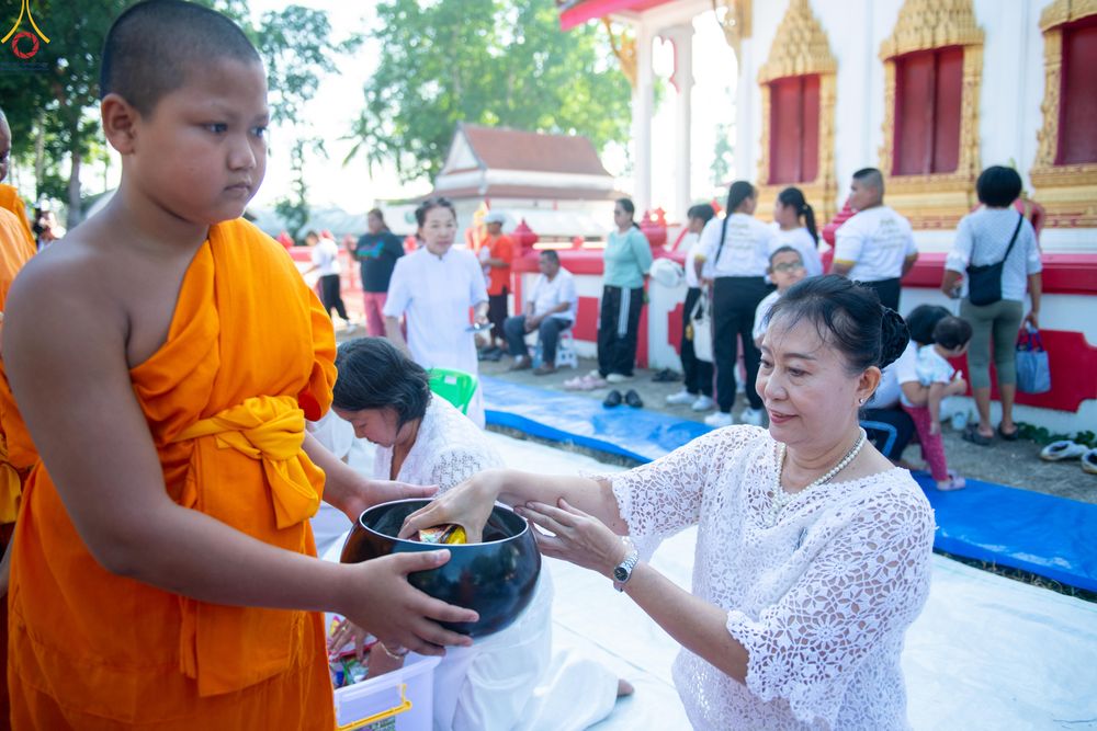 ภาพ No.339174:วันเสาร์ที่ 27 มิถุนายน พ.ศ. 2569 พิธีตักบาตรแด่คณะสงฆ์ 323 วัด 4 จังหวัดชายแดนภาคใต้ พิธีถวายสังฆทานแด่คณะสงฆ์ 323 วัด ปีที่ 22 ครั้งที่ 187 พิธีมอบกองทุนหนุนแรงใจช่วยครูใต้ ปีที่ 19 ครั้งที่ 150 และพิธีทำบุญอุทิศส่วนกุศลให้ผู้วายชนม์