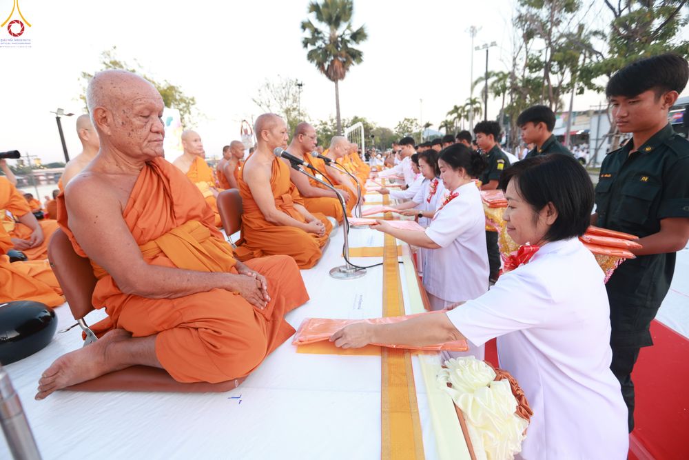 ภาพ No.284187:วันเสาร์ที่ 20 ธันวาคม พ.ศ.2568  พิธีตักบาตรพระ 10,000 รูป เนื่องในโอกาส 194 ปี จังหวัดกาญจนบุรี และอุทิศส่วนกุศลให้แด่บรรพชนทั้งหลาย บริเวณถนนสองแคว (Skywalk) เมืองกาญจนบุรี