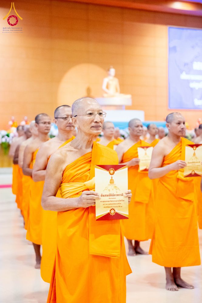 ภาพ No.284873:วันอาทิตย์ที่ 14 ธันวาคม พ.ศ.2568  พิธีปฏิบัติธรรม พิธีถวายภัตตาหารเป็นสังฆทาน พิธีมอบต้นสมบัติจักรพรรดิ ถวายแด่เจ้าอาวาสและประธานสงฆ์ 236 ศูนย์ส่งเสริมศีลธรรมทั่วโลก ณ สภาธรรมกายสากล วัดพระธรรมกาย