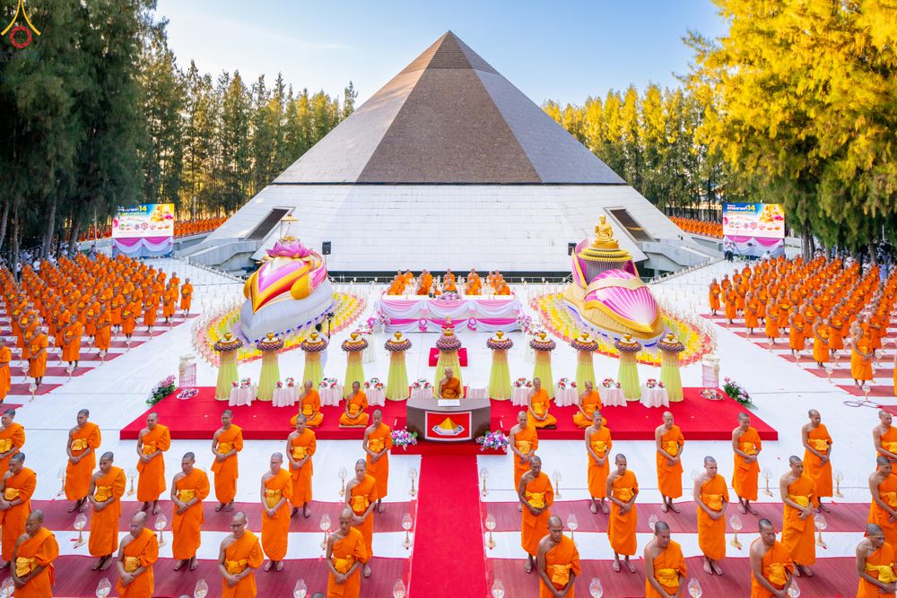 ภาพ No.290062:วันที่ 6 มกราคม พ.ศ. 2569 พิธีจุดประทีปถวายเป็นพุทธบูชา และบูชาธรรมมหาปูชนียาจารย์ (ภาพชุดที่ 2) ณ อนุสรณ์สถานมหาวิหารพระมงคลเทพมุนี (โลตัสแลนด์) อ.สองพี่น้อง จ.สุพรรณบุรี ในโครงการธรรมยาตรา กตัญญูบูชา มหาปูชนียาจารย์ พระมงคลเทพมุนี(สด จนฺทสโร) พระผู้ปรา