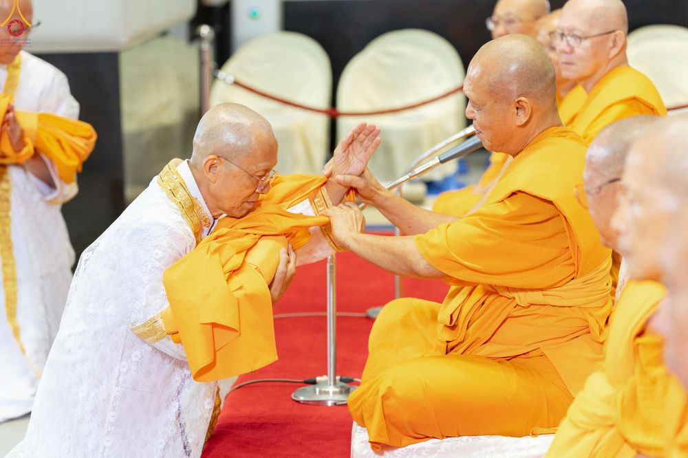 ภาพ No.330761:วันวิสาขบูชา อาทิตย์ที่ 31 พฤษภาคม พ.ศ.2569 พิธีบรรพชาสามเณรอุบาสก 11 ท่าน , พิธีถวายบาตรผ้าไตร และจตุปัจจัยไทยธรรม แด่สามเณร , พิธีอุปสมบทอุทิศชีวิต , พิธีกล่าวคำกัปปิยภัณฑ์  ณ อุโบสถพระไตรปิฎก วัดพระธรรมกาย จังหวัดปทุมธานี