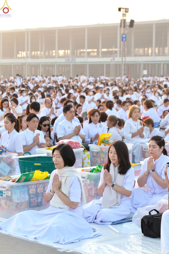 ภาพ No.279790:วันที่ 1 มกราคม พ.ศ.2569 พิธีตักบาตรในวันขึ้นปีใหม่ ณ ลานธรรม วัดพระธรรมกาย