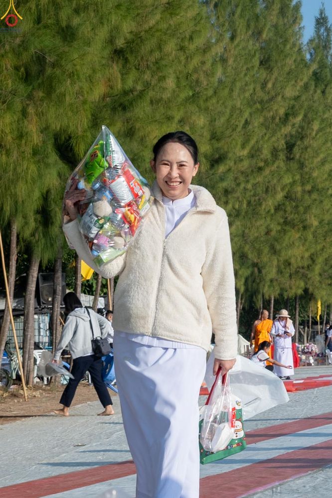 ภาพ No.292475:วันที่ 11 มกราคม พ.ศ. 2569 พิธีตักบาตรพระธรรมยาตรา ณ อนุสรณ์สถานคลองบางนางแท่น อ.สามพราน จ.นครปฐม ในโครงการธรรมยาตรา กตัญญูบูชา มหาปูชนียาจารย์ พระมงคลเทพมุนี(สด จนฺทสโร) พระผู้ปราบมาร อนุสรณ์สถาน 7 แห่ง ปีที่ 14