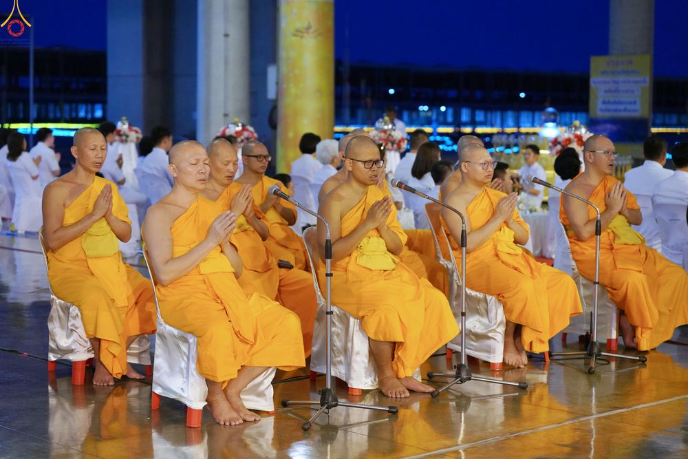 ภาพ No.330988:วันวิสาขบูชา อาทิตย์ที่ 31 พฤษภาคม พ.ศ.2569 พิธีจุดวิสาขประทีป , พิธีเวียนประทักษิณ  รอบพระมหาธรรมกายเจดีย์  และพิธีฉลองชัยสวดมนต์บทธัมมจักกัปปวัตนสูตร  ครบ 8,415,000,000 จบ ณ วัดพระธรรมกาย