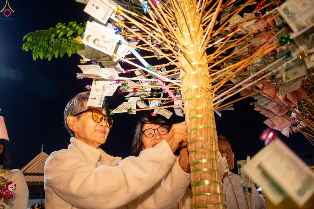 ภาพ No.282554:วันเสาร์ที่ 20 ธันวาคม พ.ศ.2568 พิธีตักบาตรพระ 10,000 รูป (ชุด 2) เนื่องในโอกาส 194 ปี จังหวัดกาญจนบุรี และอุทิศส่วนกุศลให้แด่บรรพชนทั้งหลาย บริเวณถนนสองแคว (Skywalk) เมืองกาญจนบุรี