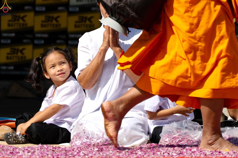 ภาพ No.304193:วันที่ 25 มกราคม พ.ศ. 2569 พิธีต้อนรับพระธรรมยาตรา  รร.สามัคคีราษฏร์บำรุง-วัดพระธรรมกาย ในโครงการธรรมยาตรา กตัญญูบูชา มหาปูชนียาจารย์ พระมงคลเทพมุนี(สด จนฺทสโร) พระผู้ปราบมาร อนุสรณ์สถาน 7 แห่ง ปีที่ 14