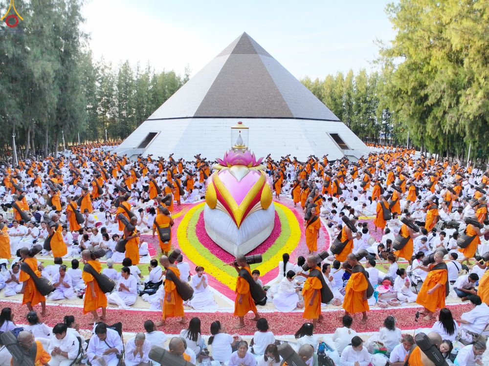 ภาพ No.287523:วันที่ 3 มกราคม พ.ศ. 2569 พิธีต้อนรับพระธรรมยาตรา ในโครงการธรรมยาตรา กตัญญูบูชา มหาปูชนียาจารย์ พระมงคลเทพมุนี(สด จนฺทสโร) พระผู้ปราบมาร อนุสรณ์สถาน 7 แห่ง ปีที่ 14 ณ อนุสรณ์สถานมหาวิหารพระมงคลเทพมุนี (โลตัสแลนด์) อ.สองพี่น้อง จ.สุพรรณบุรี