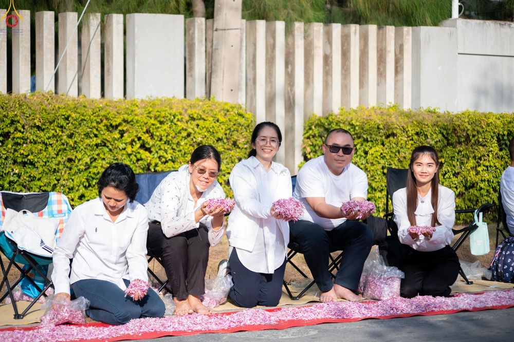 ภาพ No.287695:วันที่ 3 มกราคม พ.ศ. 2569 พิธีต้อนรับพระธรรมยาตรา ครั้งที่ 2 (ภาพชุดที่ 2) ในโครงการธรรมยาตรา กตัญญูบูชา มหาปูชนียาจารย์ พระมงคลเทพมุนี(สด จนฺทสโร) พระผู้ปราบมาร อนุสรณ์สถาน 7 แห่ง ปีที่ 14 ณ อนุสรณ์สถานมหาวิหารพระมงคลเทพมุนี (โลตัสแลนด์) อ.สองพี่น้อง จ.