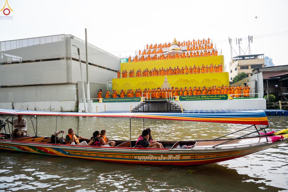 ภาพ No.300093:วันที่ 22 มกราคม พ.ศ.2569 พระธรรมยาตราปฏิบัติธรรม และถ่ายภาพหมู่ประวัติศาสตร์ ณ อาคารธรรมยาตรา กตัญญูบูชามหาปูชนียาจารย์  ตรงข้ามวัดปากน้ำภาษีเจริญ จ.กรุงเทพมหานคร ในโครงการธรรมยาตรา กตัญญูบูชา มหาปูชนียาจารย์ พระมงคลเทพมุนี(สด จนฺทสโร) พระผู้ปราบมาร อนุ