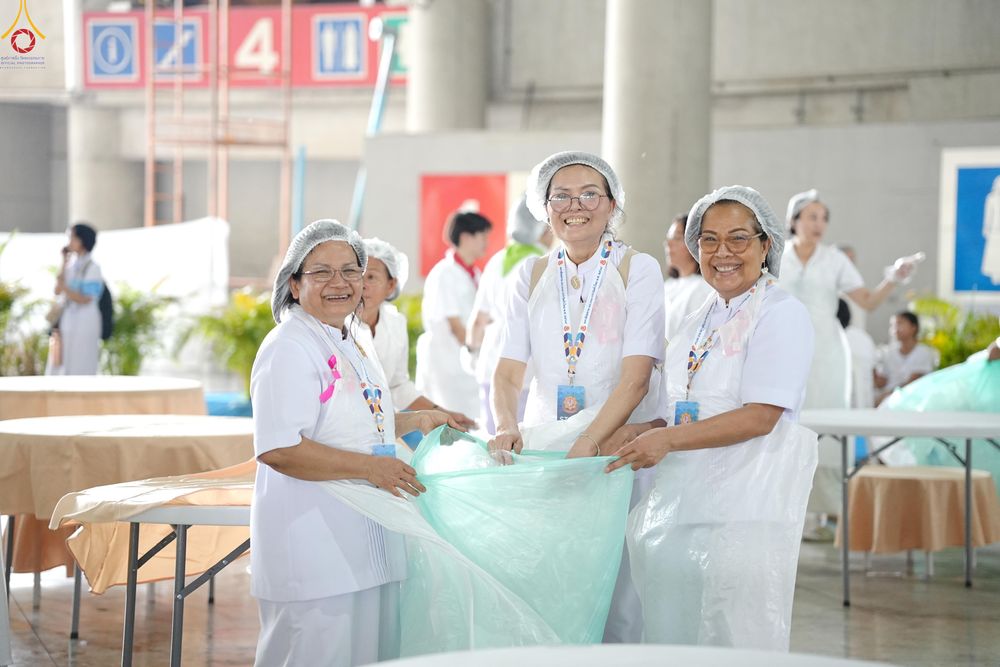 ภาพ No.325900:วันที่ 22 เมษายน พ.ศ.2569(วันคุ้มครองโลก) งานถวายมหาสังฆทาน 40,000 กว่าวัดทั่วประเทศ เจ้าหน้าที่ สาธุชน ร่วมใจจัดเตรียมภัตตาหารเพล (ชุด 2)