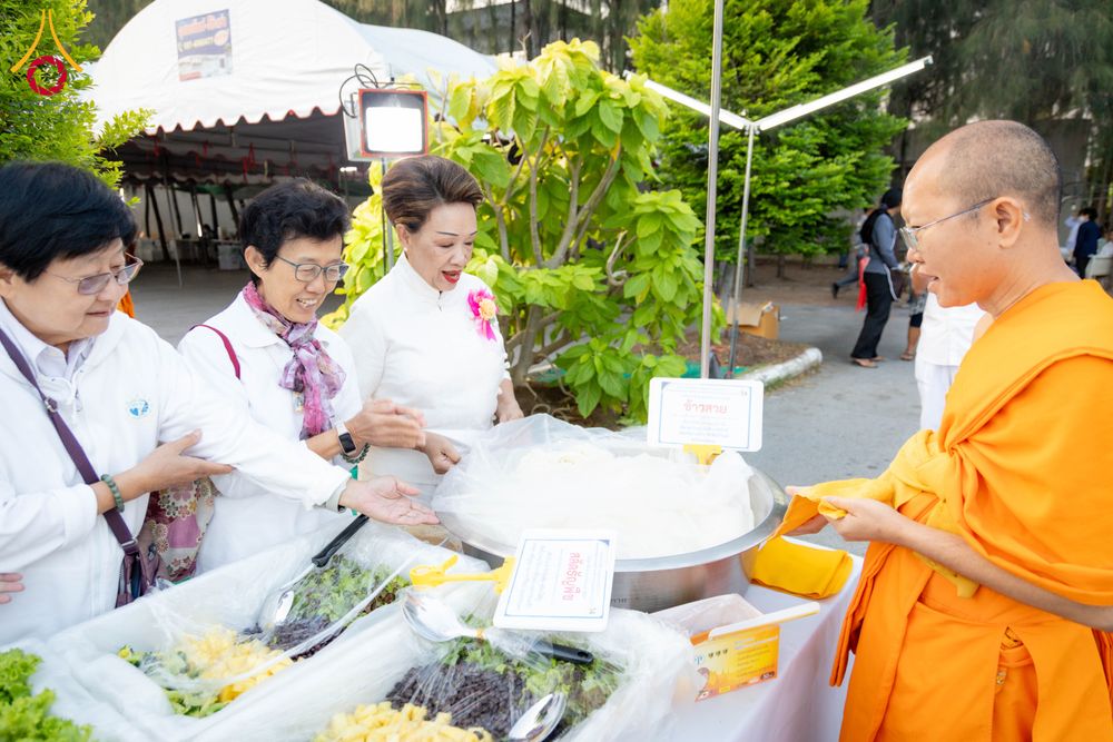 ภาพ No.293517:วันที่ 13 มกราคม พ.ศ. 2569 พิธีถวายภัตตาหารเป็นสังฆทาน แด่พระธรรมยาตรา ณ อนุสรณ์สถานมหาวิหารพระมงคลเทพมุนี (โลตัสแลนด์) อ.สองพี่น้อง จ.สุพรรณบุรี ในโครงการธรรมยาตรา กตัญญูบูชา มหาปูชนียาจารย์ พระมงคลเทพมุนี(สด จนฺทสโร) พระผู้ปราบมาร อนุสรณ์สถาน 7 แห่ง ปี