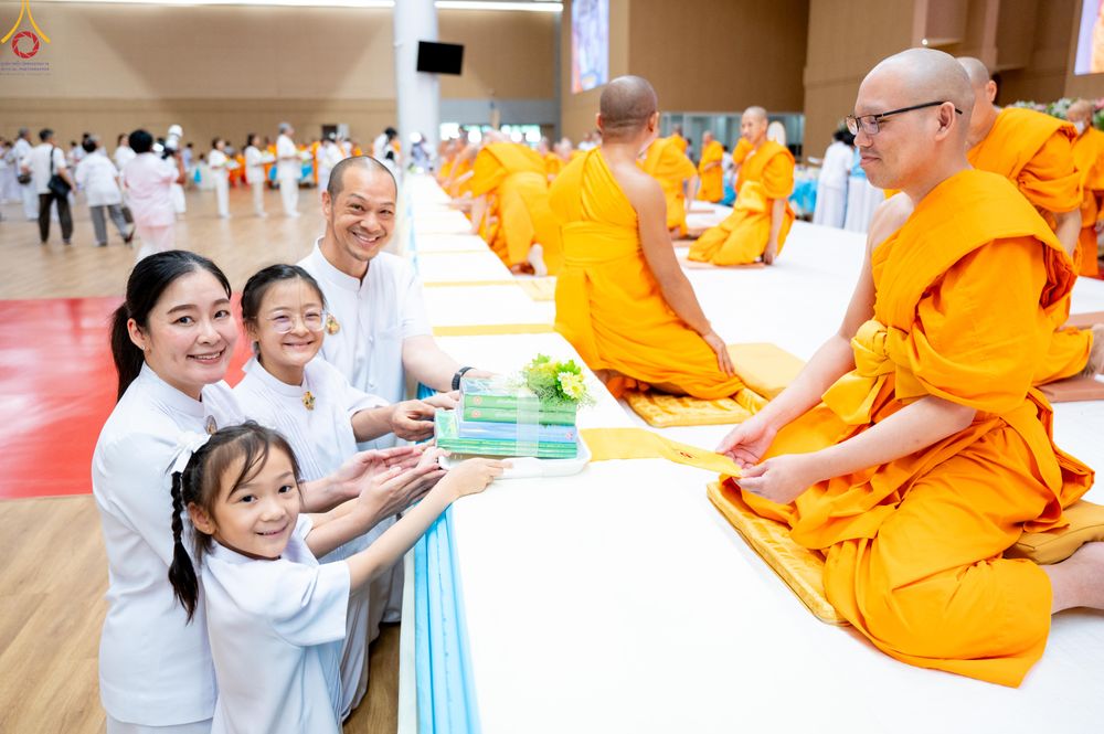 ภาพ No.329112:วันอาทิตย์ที่ 17 พฤษภาคม พ.ศ.2569 พิธีร่วมบุญการศึกษาพระภิกษุสามเณร (หนังสือบาลี นักธรรม ทางก้าวหน้า World-Pec) ณ ห้องแก้วสารพัดนึก 2 วัดพระธรรมกาย