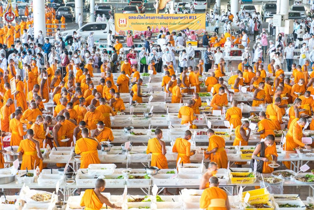 ภาพ No.75200:พิธีถวายภัตตาหารเป็นสังฆทาน แด่คณะพระธรรมยาตราฯ ในโครงการธรรมยาตรากตัญญูบูชา มหาปูชนียาจารย์ พระมงคลเทพมุนี(สด จนฺทสโร) พระผู้ปราบมาร อนุสรณ์สถาน 7 แห่ง ปีที่ 11 วันที่ 31 มกราคม พ.ศ. 2566