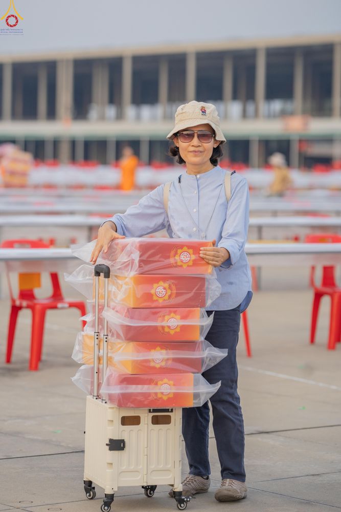 ภาพ No.322632:วันที่ 17 เมษายน พ.ศ.2569 การเรียงกล่องไทยธรรม เรียงน้ำดื่ม เรียงร่ม ณ ลานธรรมพระมหาธรรมกายเจดีย์ เพื่องานถวายมหาสังฆทาน 40,000 กว่าวัดทั่วประเทศ วันคุ้มครองโลก 22 เมษายน พ.ศ.2569 วัดพระธรรมกาย