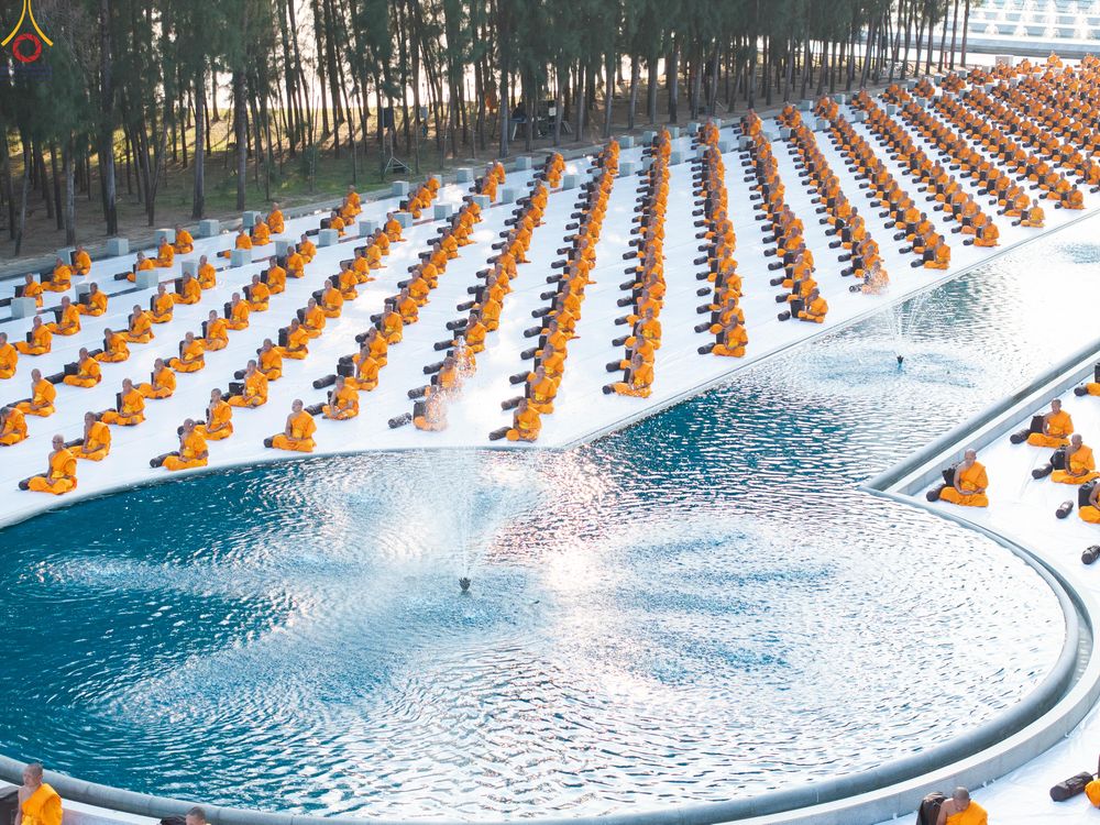 ภาพ No.281582:วันที่ 24 ธันวาคม พ.ศ.2568 พระธรรมยาตรา ปฏิบัติธรรม และถ่ายภาพหมู่ประวัติศาสตร์ ณ ลานหน้ามหาวิหารพระมงคลเทพมุนีฯ วัดพระธรรมกาย