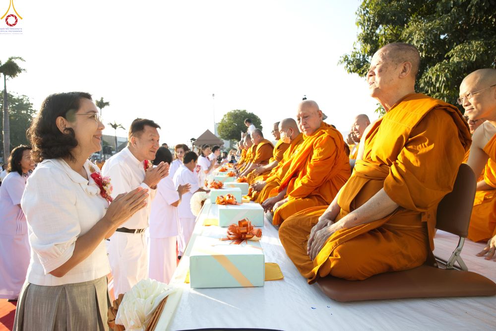 ภาพ No.284220:วันเสาร์ที่ 20 ธันวาคม พ.ศ.2568  พิธีตักบาตรพระ 10,000 รูป เนื่องในโอกาส 194 ปี จังหวัดกาญจนบุรี และอุทิศส่วนกุศลให้แด่บรรพชนทั้งหลาย บริเวณถนนสองแคว (Skywalk) เมืองกาญจนบุรี