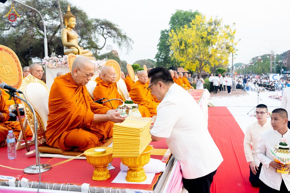 ภาพ No.318005:วันเสาร์ที่ 4 เมษายน พ.ศ. 2569 งานทำบุญเมืองใจกลางอยุธยา  ตักบาตรพระ 1,109 รูป ณ ถนนชีกุน หน้าวัดมหาธาตุ และวัดราชบูรณะ