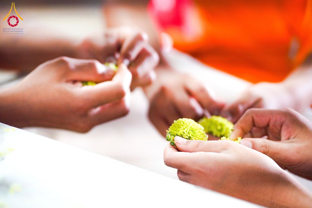 ภาพ No.279499:วันที่ 19-26 ธันวาคม พ.ศ. 2568 และ วันที่ 1 มกราคม พ.ศ.2569 รับบุญปลิดกลีบดอกไม้ เพื่อโปรยต้อนรับพระธรรมยาตรา