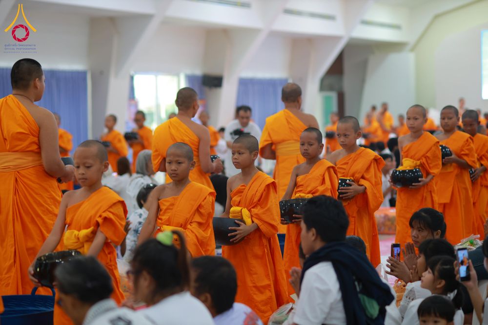 ภาพ No.321863:วันที่ 12 เมษายน พ.ศ.2569 ตักบาตรสงกรานต์ฉลองสามเณรใหม่  ณ ศูนย์ปฏิบัติธรรมระยอง(บ้านช่องลม)