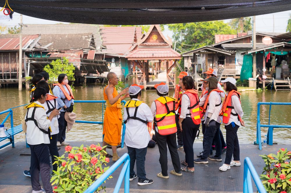 ภาพ No.300594:ภาพเบื้องหลังอาสาสมัครรวมใจ ชุดที่ 3 ในโครงการธรรมยาตรา กตัญญูบูชา มหาปูชนียาจารย์ พระมงคลเทพมุนี(สด จนฺทสโร) พระผู้ปราบมาร อนุสรณ์สถาน 7 แห่ง ปีที่ 14