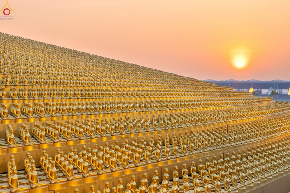 ภาพ No.279726:วันที่ 1 มกราคม พ.ศ.2569 พิธีตักบาตรในวันขึ้นปีใหม่ ณ ลานธรรม วัดพระธรรมกาย