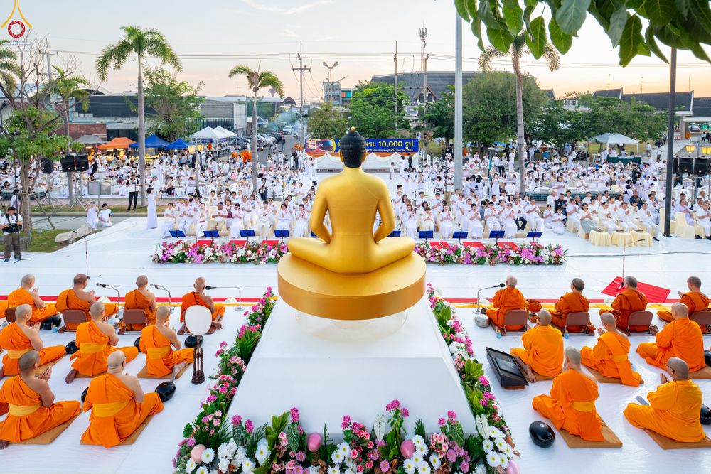 ภาพ No.282579:วันเสาร์ที่ 20 ธันวาคม พ.ศ.2568 พิธีตักบาตรพระ 10,000 รูป (ชุด 2) เนื่องในโอกาส 194 ปี จังหวัดกาญจนบุรี และอุทิศส่วนกุศลให้แด่บรรพชนทั้งหลาย บริเวณถนนสองแคว (Skywalk) เมืองกาญจนบุรี