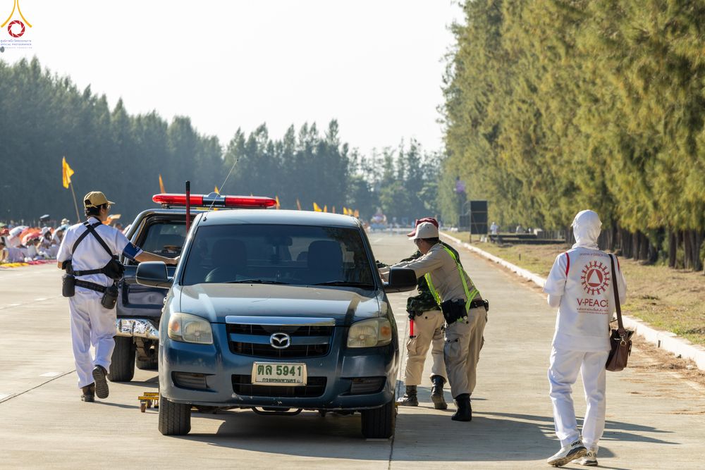 ภาพ No.295973:ภาพเบื้องหลังอาสาสมัครรวมใจ ชุดที่ 1 ในโครงการธรรมยาตรา กตัญญูบูชา มหาปูชนียาจารย์ พระมงคลเทพมุนี(สด จนฺทสโร) พระผู้ปราบมาร อนุสรณ์สถาน 7 แห่ง ปีที่ 14