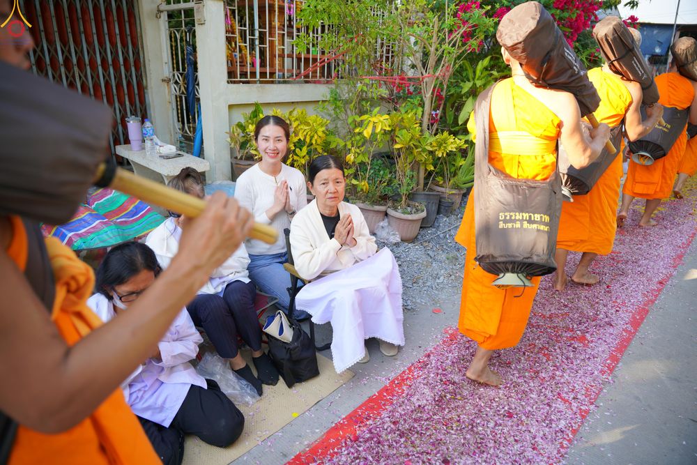 ภาพ No.292839:วันที่ 11 มกราคม พ.ศ. 2569 พิธีต้อนรับพระธรรมยาตรา ณ อนุสรณ์สถานลำดับที่ 3 สถานที่เกิดในเพศสมณะ วัดสองพี่น้อง อำเภอสองพี่น้อง จังหวัดสุพรรณบุรี ในโครงการธรรมยาตรา กตัญญูบูชา มหาปูชนียาจารย์ พระมงคลเทพมุนี(สด จนฺทสโร) พระผู้ปราบมาร อนุสรณ์สถาน 7 แห่ง ปีที