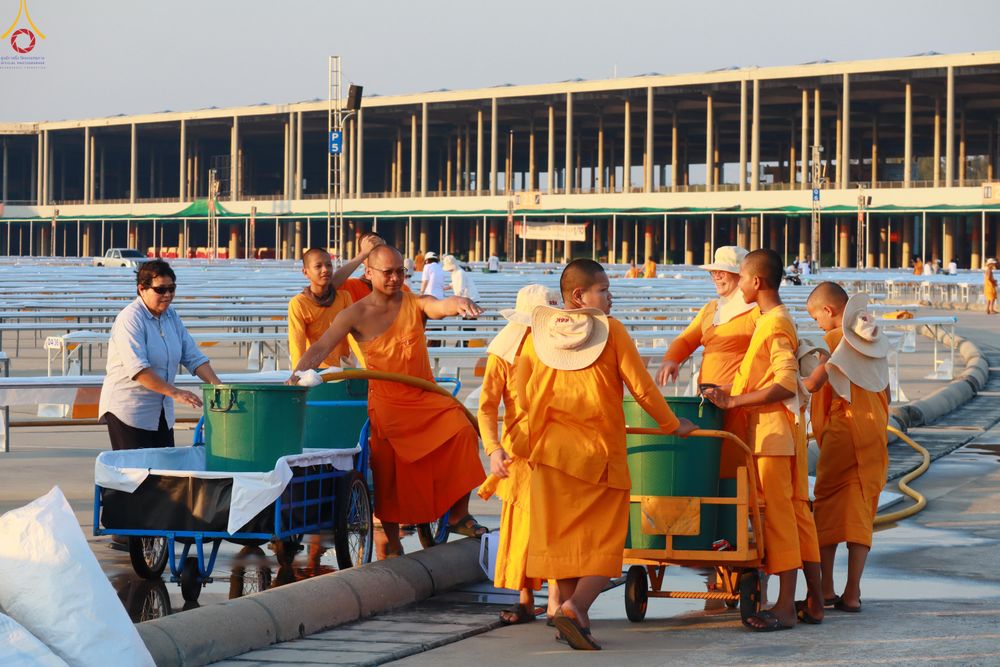 ภาพ No.321517:วันที่ 9-10 เมษายน พ.ศ.2569 การเตรียมงาน มัดถุงน้ำ ถ่วงขาโต๊ะไทยธรรม เพื่องานถวายมหาสังฆทาน 40,000 กว่าวัดทั่วประเทศ วันคุ้มครองโลก 22 เมษายน พ.ศ.2569 วัดพระธรรมกาย